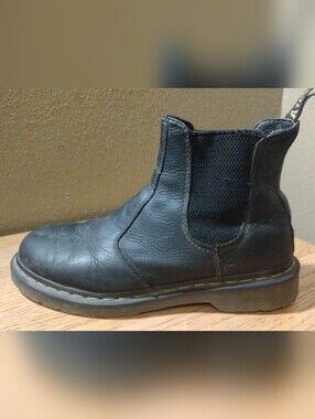 DOC DR. MARTENS Size USM 9 USW 10.   2976 Chelsea Black Leather Boots. Good